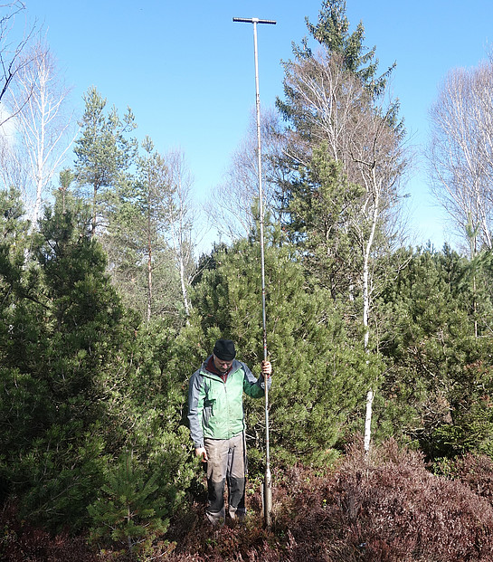Filzler Kurt Heinfling mit Moorsonde