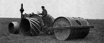 Wiesenwalze im Schlepp (um 1920).