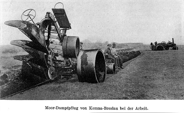 Moor-Dampfpflug von Kemna-Breslau bei der Arbeit (um 1930)