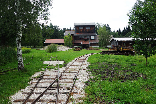 Torfbahnhof Rottau mit den Gleisanlagen der Moorfeldbahn in der Kendlmühlfilzen.