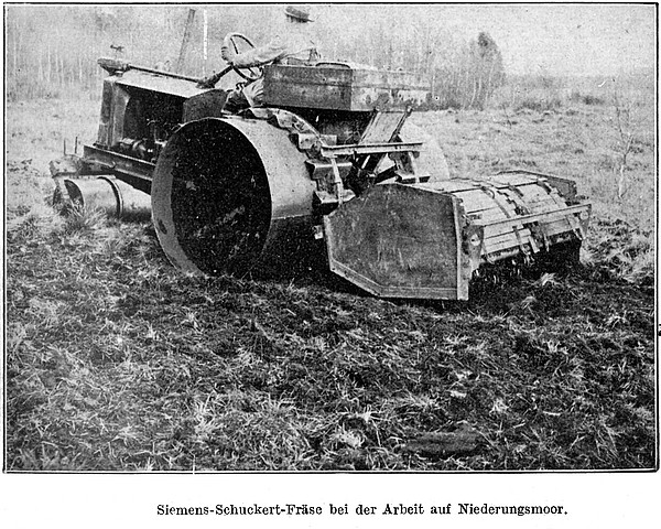 Siemens-Schuckert-Fräse bei der Arbeit auf Niederungsmoor (um 1930)