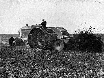 Moorfräse bei der Arbeit.
