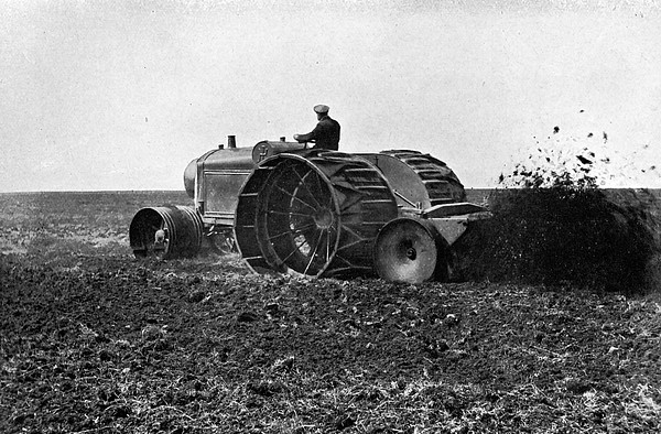 Moorfräse bei der Arbeit