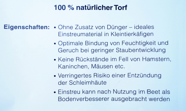 Werbetafel im Gartencenter für Torfstreu für Haustiere.