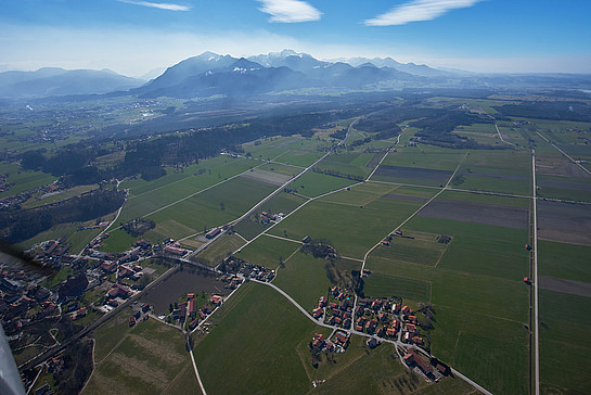 Flug über die kultivierten Moorflächen der Südlichen Chiemseemoore.