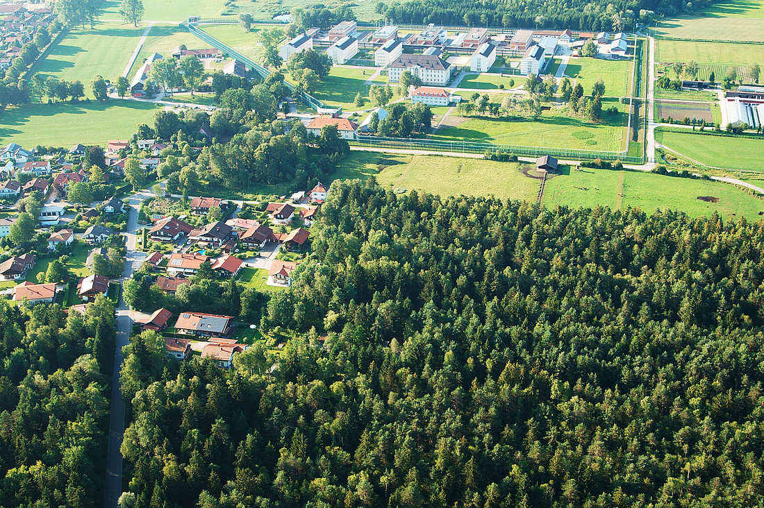 Das Moorgefängnis (heutige JVA Bernau, nördlich der Bahnstrecke).